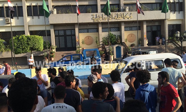 طلاب الثانوية العامة بالإسماعيلية يتظاهرون ضد إلغاء الامتحانات