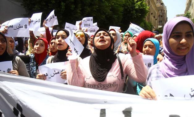 طلاب الثانوية العامة المتظاهرون يتحدون وزير التعليم: "مش هنعيد الامتحانات تانى"