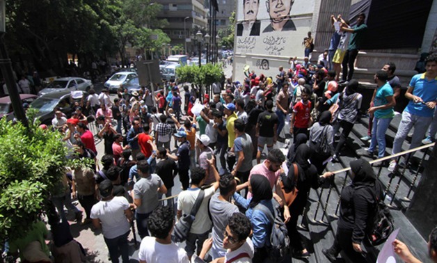 طلاب الثانوية العامة ينهون تظاهرهم أمام"الصحفيين" بعد مفاوضات مع الأمن