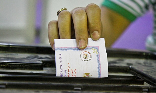 مرصد الانتخابات ينشر فيديو لتوزيع شخص نقود على ناخبين لشراء أصواتهم بالإسكندرية