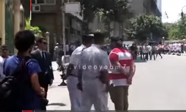 بالفيديو.. وصول حكمدار القاهرة لمحيط نقابة الصحفيين لتفقد مظاهرات طلاب الثانوية