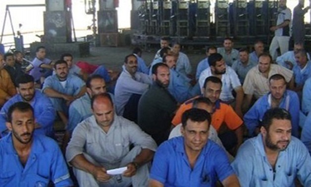 عمال "بهنا للخدمات" بواصلون إضرابهم عن العمل داخل شركة "حديد عز" بمدينة السادات 