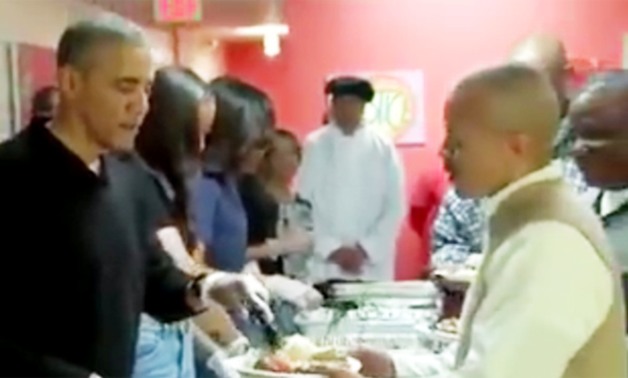 أكثر الفيديوهات إثارة.. أوباما يقدم طعام الإفطار للمسلمين فى البيت الأبيض