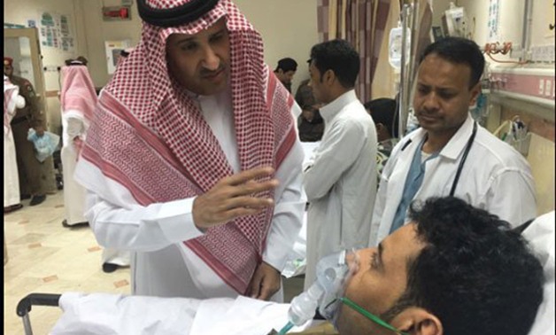 بالصور.. أمير المدينة المنورة يزور مصابى تفجير "الحرم" بعد وصولهم المستشفى