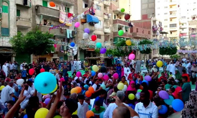 مئات الآلاف من المصريين يتوافدون على الساحات لأداء صلاة العيد وسط إجراءات أمنية مشددة