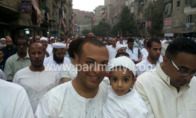 بالصور.. النائب عمرو أبو اليزيد يؤدى صلاة العيد مرتديا الجلباب ببولاق الدكرور  