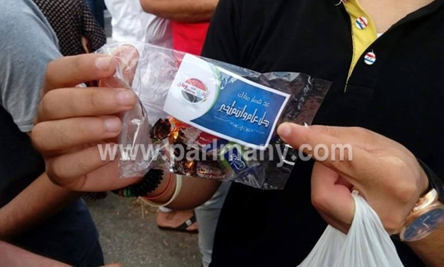 بالصور.. مستقبل وطن بورسعيد يوزع الحلوى على الأطفال فى الشوارع 