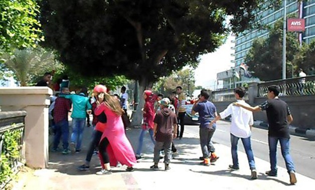 بالصور.. أطفال يتحرشون بفتيات على كورنيش النيل بالقرب من التحرير