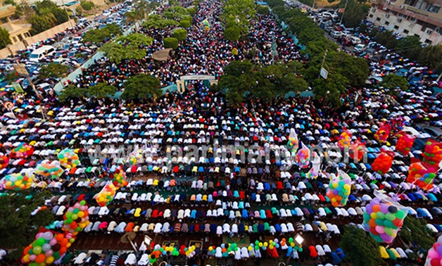 أروع صور اليوم الأول لعيد الفطر.. تجمع آلاف المواطنين فى الساحات العامة لأداء الصلاة