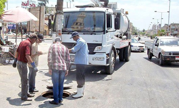 بالصور.. شركة مياه القناة تواصل عملها بقطاعى السويس وبورسعيد فى أيام العيد