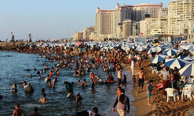 شواطئ الإسكندرية كاملة العدد فى ثانى أيام عيد الفطر.. وحملات يومية لأجهزة المحافظة