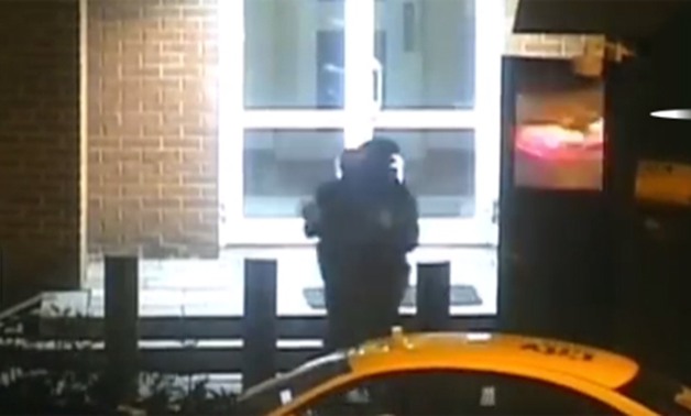 بالفيديو.. شرطى روسى يهاجم "جاسوس أمريكى" حاول الهرب لسفارة واشنطن بموسكو
