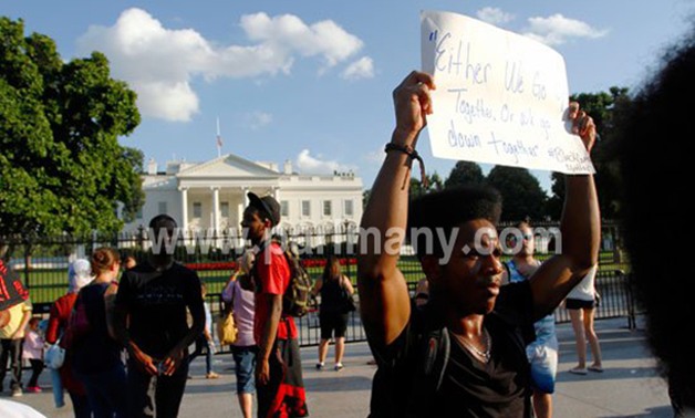بالصور.. احتجاج المئات أمام البيت الأبيض ضد ممارسات الشرطة الأمريكية