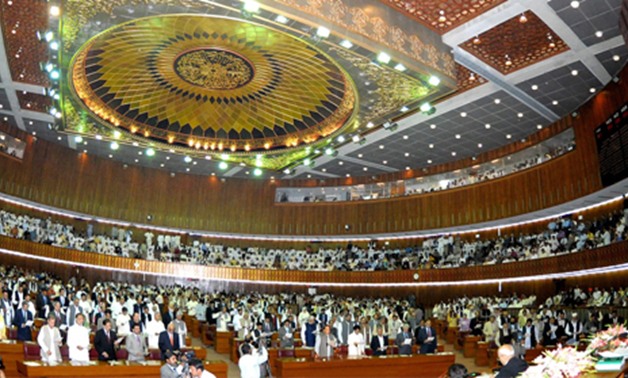 البرلمان الباكستانى يبدأ إجراءات سحب الثقة من رئيس الوزراء