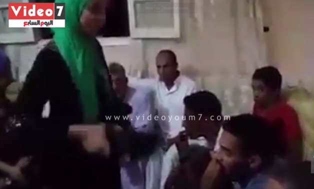 فتاة تضرب 3 شباب بـ"الشبشب" فى جلسة عرفية لتشهيرهم بها فى كفر الشيخ