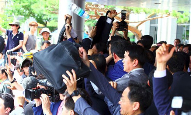 بالصور.. سكان غاضبون يرشقون رئيس وزراء كوريا الجنوبية بالبيض وزجاجات المياه