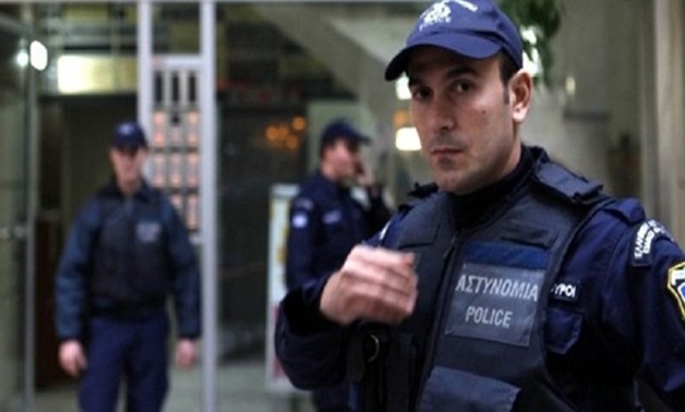 اليونان تعلن اعتقال 8 عسكريين أتراك دخلوا أراضيها على متن مروحية عسكرية