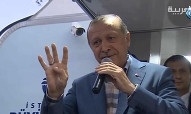بالصور.. أردوغان يرفع إشارة "رابعة" فى خطبة ألقاها لأنصاره باسطنبول