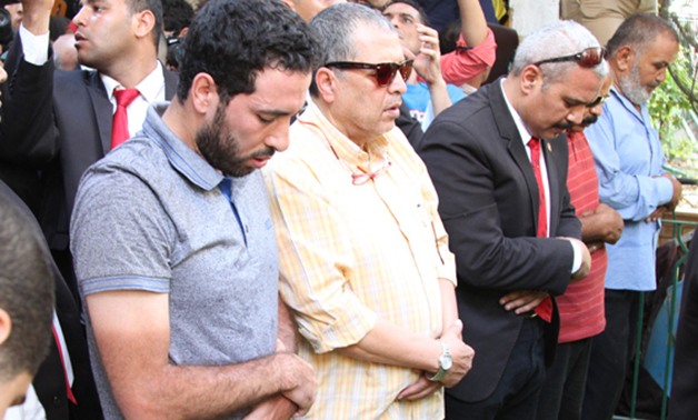 وزير  الشباب والرياضة وأبو تريكة يصلان مسجد مصطفى محمود لحضور جنازة طارق سليم