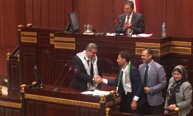 القدس تحت قبة برلمان مصر.. شباب يهدون أمين عام "مجلس النواب" الشال الفلسطينى