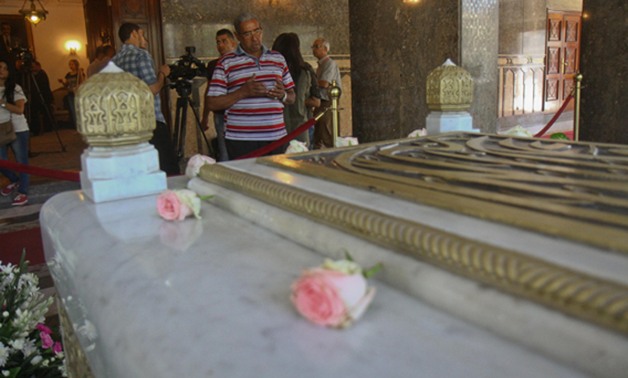 ناصريو بغداد على قبر الزعيم.. رئيس الحزب الطليعى العراقى يقرأ الفاتحة لـ"ناصر"(فيديو)