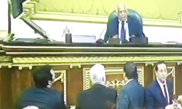 بالفيديو.. مرتضى منصور وابنه على منصة "البرلمان" ويتبادلان الحديث مع "عبد العال"