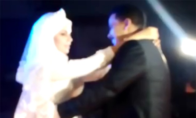 بالفيديو.. رقصة رومانسية على أنغام "أنا بعشقه".. النائب أشرف رشاد يبدأ حفل زفافه بقنا