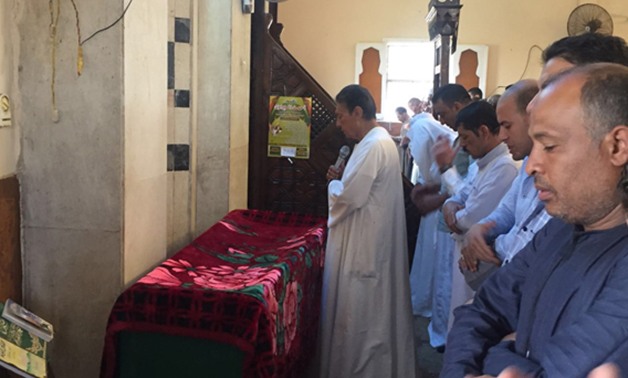 بالصور.. اللواء سعد الجمال يؤم المصلين فى جنازة شقيقته بالصف