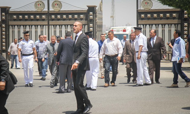 بالفيديو.. جثمان الراحل "أحمد زويل" يغادر مطار القاهرة وسط حراسة أمنية مشددة