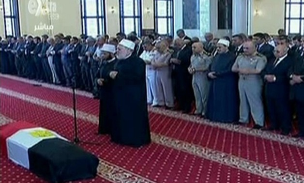 قيادات الدولة يؤدون صلاة الجنازة على العالم أحمد زويل بمسجد المشير