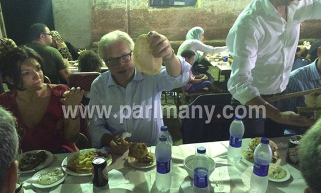 زعيم الأغلبية بالبرلمان الإيطالى يتناول "موزة مشوية" فى مطعم شعبى بمصر
