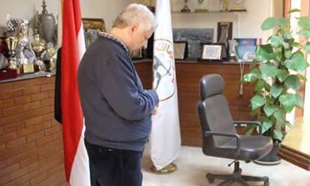 صورة لمرتضى منصور يصلى تثير جدل مواقع التواصل.. والنائب: "مكنتش ملتزم بس ربنا هدانى"