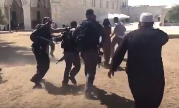 بالفيديو.. اشتباكات بين الشرطة الإسرائيلية وفلسطينيين مرابطين بالمسجد الأقصى