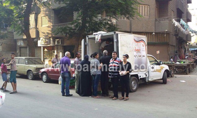 لمحاربة الغلاء.. "من أجل مصر" توفر سيارات مواد غذائية مدعمة بأحياء القاهرة (صور)