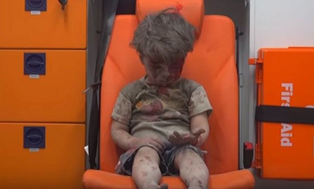 الصواريخ تغتال براءة الأطفال بلا ذنب.. صور "الطفل السورى عمران" تزلزل مواقع التواصل