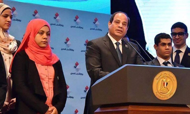 فى صورة سابقة.. أبطال الأولمبياد الثلاثة مع الرئيس السيسى باحتفالية يوم الشباب المصرى