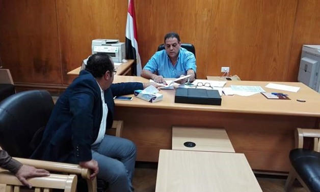 محمد الكومى يسلم موافقة وزير الصحة بفتح وحدة قسطرة قلب لمدير مستشفى عين شمس العام
