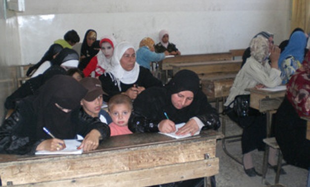 "الستات بيدفعوا التمن على طول".. رئيس هيئة تعليم الكبار: ثلثا الأميين فى مصر سيدات