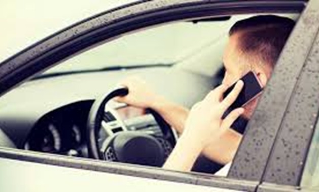 "المحمول مجنن الناس".. ضبط 5 آلاف سائق يتحدثون فى الموبايل أثناء القيادة 