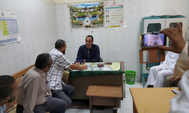 بالصور..خالد أبو زهاد يزور مستشفى جهينة المركزى للاستماع لشكاوى المرضى ومطالب الأطباء 