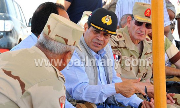 بالصور.. الرئيس عبد الفتاح السيسى يرتدى "كاب" يحمل شعار قناة السويس الجديدة