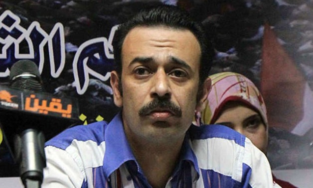 عمرو بدر على الأسفلت.. وصول صحفى أزمة النقابة والداخلية لإخلاء سبيله من قسم شبرا