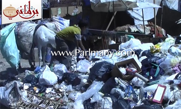 تلال الزبالة جنب الخضار فى سوق بولاق.. ومواطنون: عايزين نعيش زى البنى آدمين (فيديو)