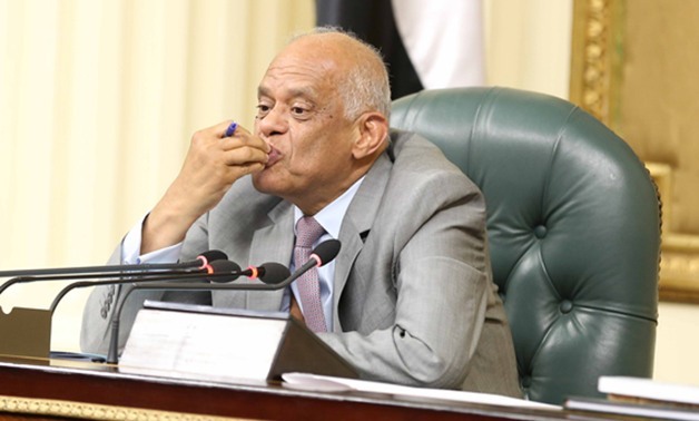 "عبد العال" يمنع المصورين من دخول قاعة البرلمان بسبب صورة الـ"قبلة" 