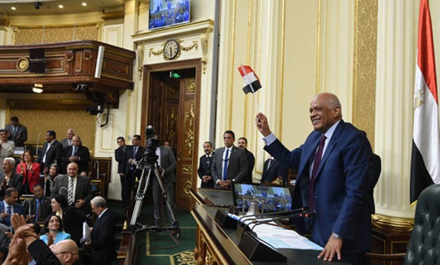 بالصور.. على عبد العال يرفع علم مصر على منصة البرلمان عقب التصويت على قانون بناء الكنائس