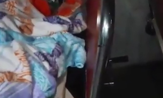 بالفيديو.. مواطن يستغيث من إهمال مستشفى دمنهور العام: الصراصير على سرائر المرضى
