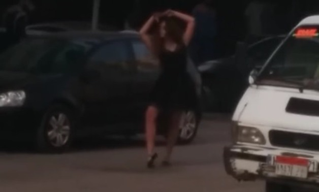 شاهد.. فتاة تثير الجدل برقصها "البالية" فى شارع فيصل بالجيزة