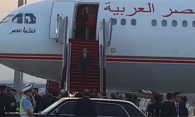 السيسى فى بلد المليار نسمة.. لحظة وصول الرئيس للصين واستقباله بالورود (فيديو)