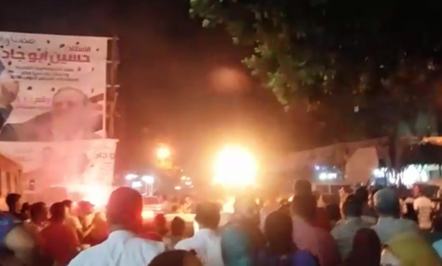 مقعد الحدائق تحت القبة.. أنصار حسين أبو جاد يحتفلون بفوزه فى الانتخابات (فيديو)