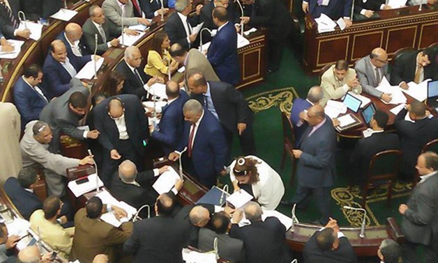 بالفيديو"الحقلك تأشيرة".. النواب يتزاحمون على الوزراء للحصول على تأشيرات بآخر جلسة